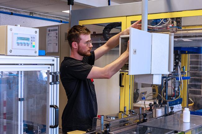 Apprenti en maintenance